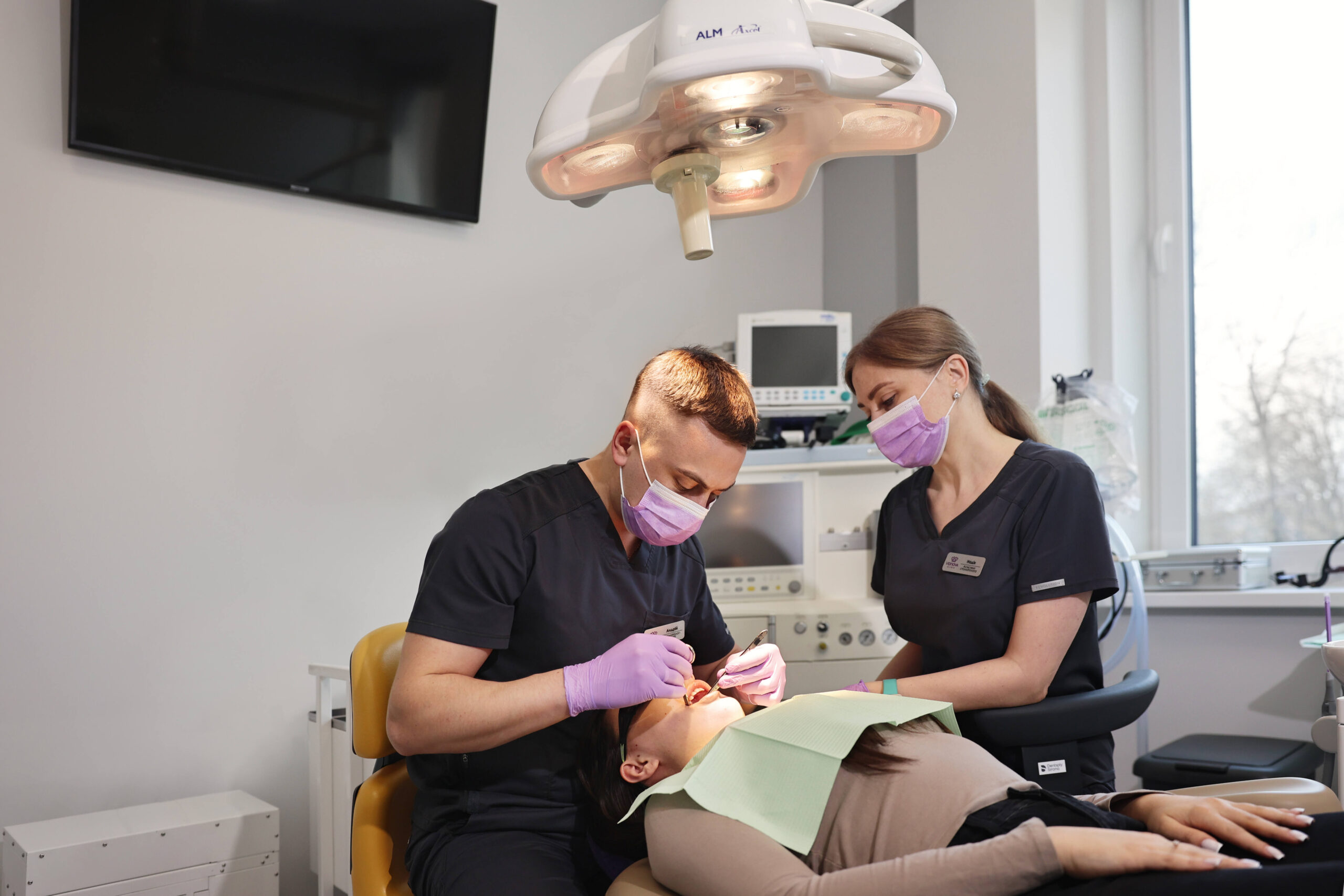 Одномоментна імплантація зубів у Львові